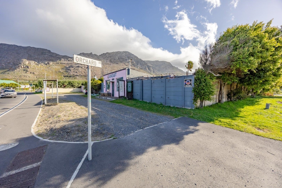 8 Bedroom Property for Sale in Lakeside Western Cape